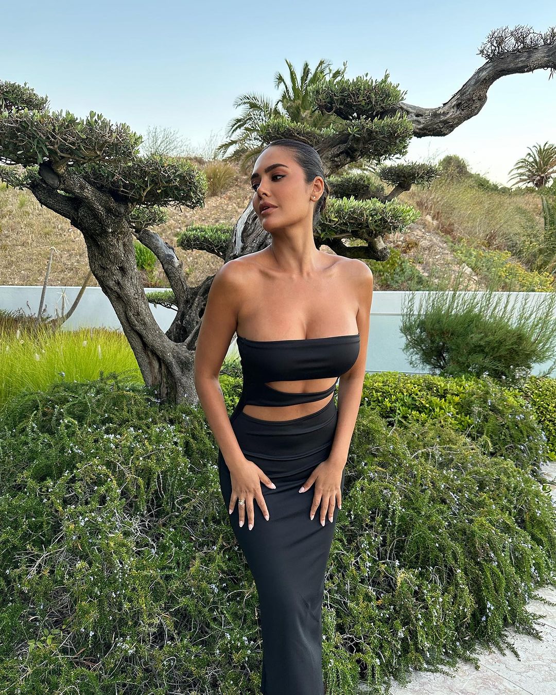 esha gupta sholder