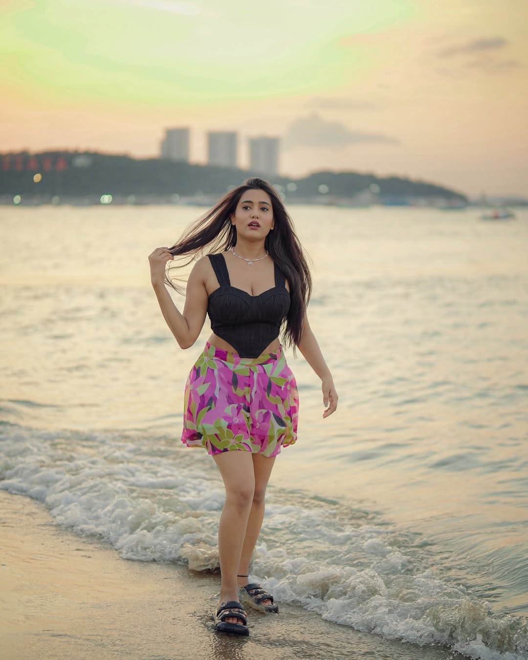 Garima Chaurasia Sexy Pictures in Crop Top