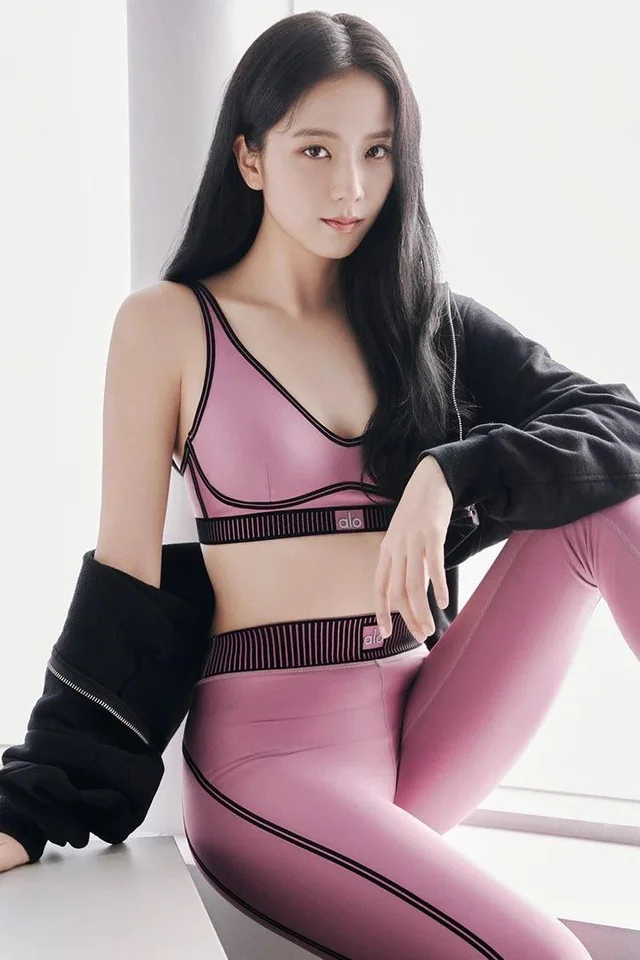 Blackpink jisoo sexy photshoot in sport bra